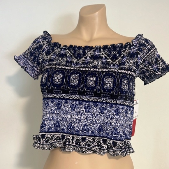 Hit Kiss Crop Top - Picture 1 of 3